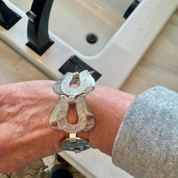 Silver Angel Wing 🪽 bracelet - Picture 2 of 2